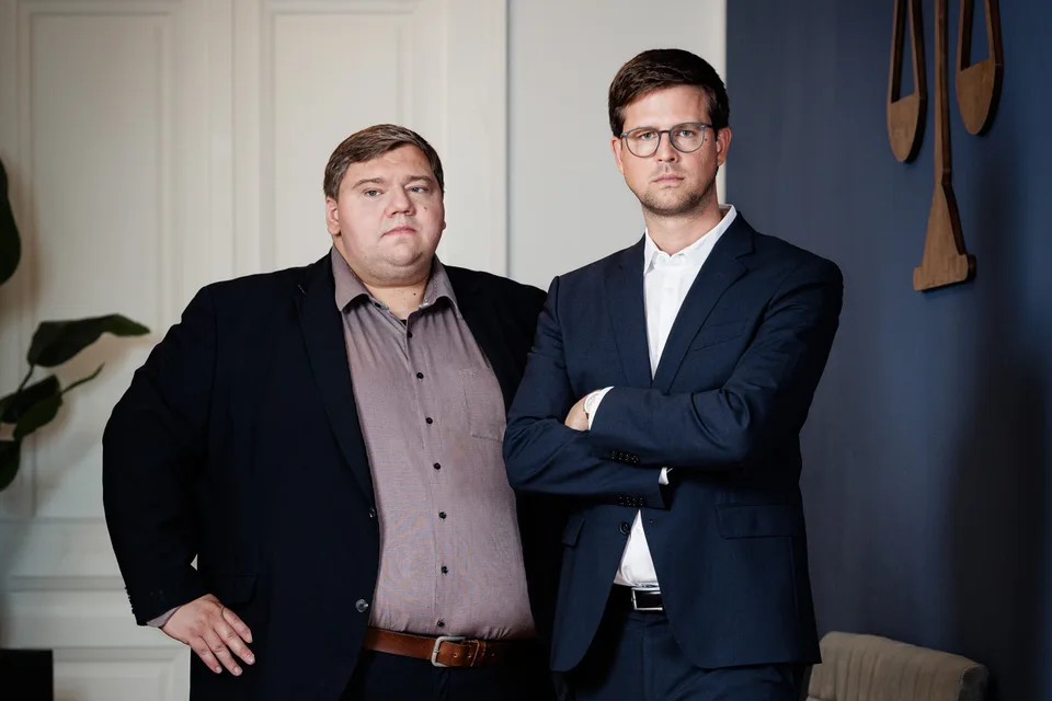 Die Rechtsanwälte Mag. Manuel Schölm und Dr. Oliver Peschel in der Kanzlei