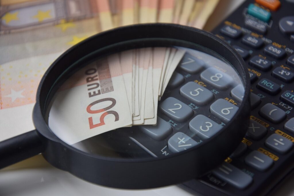 Geld, Lupe und Taschenrechner